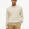 Maglione a collo rotondo con lavorazione a trecce Maglione a collo rotondo con lavorazione a trecce