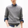 Maglione a collo rotondo con lavorazione a trecce Maglione a collo rotondo con lavorazione a trecce