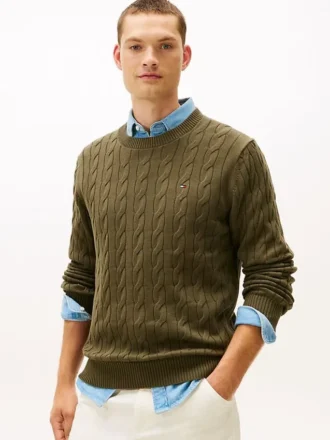 Maglione a collo rotondo con lavorazione a trecce Maglione a collo rotondo con lavorazione a trecce
