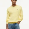 Maglione a collo rotondo con lavorazione a trecce Maglione a collo rotondo con lavorazione a trecce