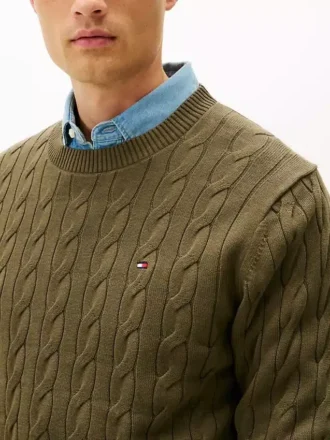 Maglione a collo rotondo con lavorazione a trecce Maglione a collo rotondo con lavorazione a trecce