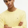 Maglione a collo rotondo con lavorazione a trecce Maglione a collo rotondo con lavorazione a trecce