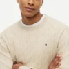Maglione a collo rotondo con lavorazione a trecce Maglione a collo rotondo con lavorazione a trecce