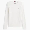 Maglione a collo rotondo con lavorazione a trecce Maglione a collo rotondo con lavorazione a trecce