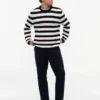 Maglione a maglia all’uncinetto a righe dal taglio comodo Maglione a maglia all’uncinetto a righe dal taglio comodo