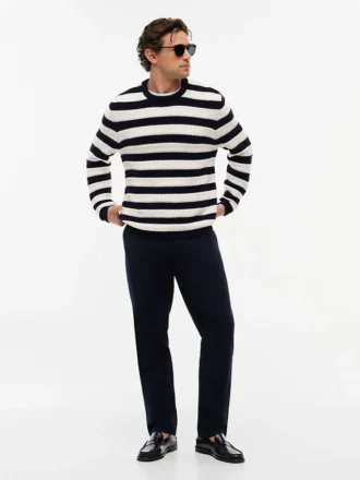 Maglione a maglia all’uncinetto a righe dal taglio comodo