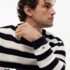 Maglione a maglia all’uncinetto a righe dal taglio comodo Maglione a maglia all’uncinetto a righe dal taglio comodo