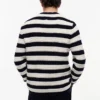 Maglione a maglia all’uncinetto a righe dal taglio comodo Maglione a maglia all’uncinetto a righe dal taglio comodo