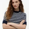 Maglione a maniche corte con collo rotondo Maglione a maniche corte con collo rotondo