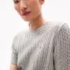 Maglione a maniche corte con lavorazione a trecce Maglione a maniche corte con lavorazione a trecce