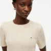Maglione a maniche corte con lavorazione a trecce Maglione a maniche corte con lavorazione a trecce