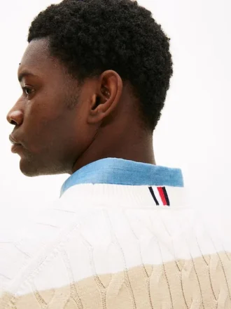 Maglione a righe con lavorazione a trecce