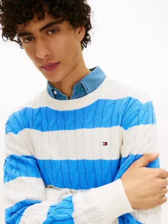 Maglione a righe con lavorazione a trecce