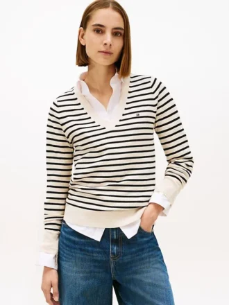 Maglione a righe con scollo a V
