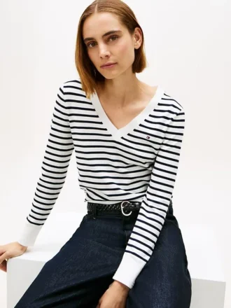Maglione a righe con scollo a V