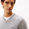 Maglione a V con logo in tinta unita Maglione a V con logo in tinta unita
