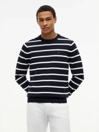 Maglione classico a righe con collo rotondo
