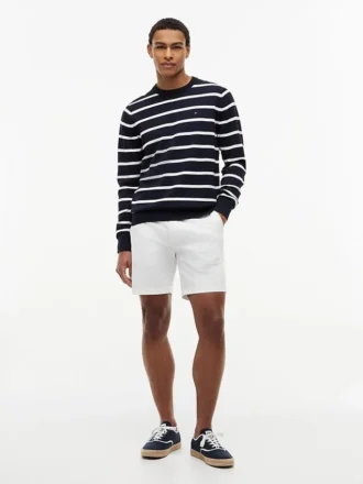 Maglione classico a righe con collo rotondo