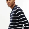 Maglione classico a righe con collo rotondo Maglione classico a righe con collo rotondo
