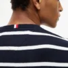 Maglione classico a righe con collo rotondo Maglione classico a righe con collo rotondo