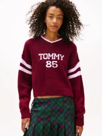 Maglione Tommy Jeans 85 Varsity con scollo a V Maglione Tommy Jeans 85 Varsity con scollo a V