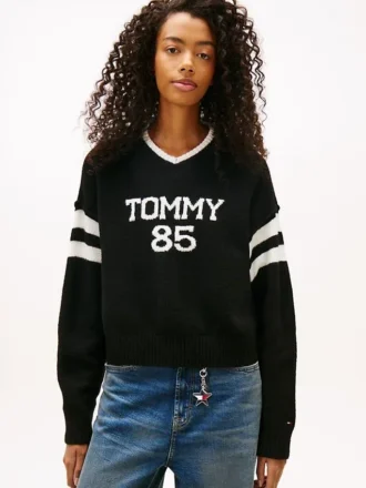 Maglione Tommy Jeans 85 Varsity con scollo a V Maglione Tommy Jeans 85 Varsity con scollo a V