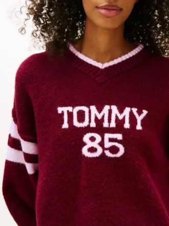 Maglione Tommy Jeans 85 Varsity con scollo a V Maglione Tommy Jeans 85 Varsity con scollo a V