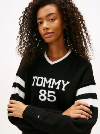 Maglione Tommy Jeans 85 Varsity con scollo a V Maglione Tommy Jeans 85 Varsity con scollo a V