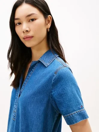 Miniabito in denim con abbottonatura aperta