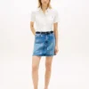 Minigonna in denim a vita alta con stemma all-over Minigonna in denim a vita alta con stemma all-over