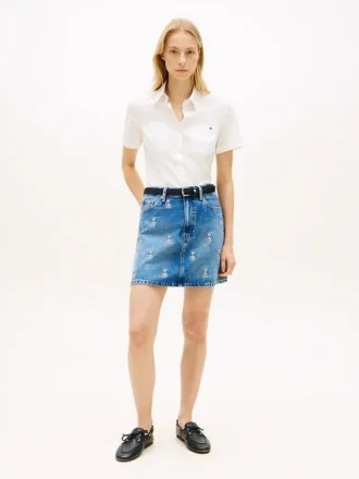Minigonna in denim a vita alta con stemma all-over