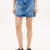 Minigonna in denim a vita alta con stemma all-over Minigonna in denim a vita alta con stemma all-over