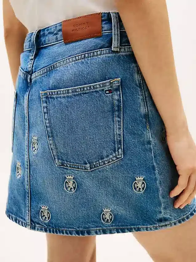 Minigonna in denim a vita alta con stemma all-over Minigonna in denim a vita alta con stemma all-over