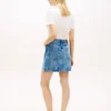 Minigonna in denim a vita alta con stemma all-over Minigonna in denim a vita alta con stemma all-over