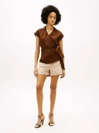 Pantaloncini con tasche in twill e bottoni dorati