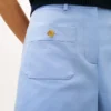 Pantaloncini con tasche in twill e bottoni dorati Pantaloncini con tasche in twill e bottoni dorati
