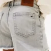 Pantaloncini in denim con orlo grezzo per bambini Pantaloncini in denim con orlo grezzo per bambini