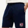 Pantaloncini in felpa con logo bandiera ondulata, vestibilità regolare Pantaloncini in felpa con logo bandiera ondulata, vestibilità regolare