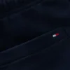 Pantaloncini in felpa con logo bandiera tono su tono per bambini Pantaloncini in felpa con logo bandiera tono su tono per bambini