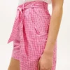 Pantaloncini in seersucker a quadretti con cintura Pantaloncini in seersucker a quadretti con cintura