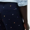 Pantaloncini Regular Fit da 9″ con stampa bandiera da vela Pantaloncini Regular Fit da 9″ con stampa bandiera da vela
