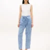 Pantaloni affusolati in seersucker a quadretti con cintura Pantaloni affusolati in seersucker a quadretti con cintura