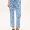 Pantaloni affusolati in seersucker a quadretti con cintura Pantaloni affusolati in seersucker a quadretti con cintura