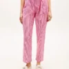 Pantaloni affusolati in seersucker a quadretti con cintura Pantaloni affusolati in seersucker a quadretti con cintura