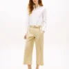 Pantaloni chino a gamba larga con cintura Pantaloni chino a gamba larga con cintura