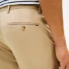 Pantaloni chino a vestibilità dritta con etichetta New York Pantaloni chino a vestibilità dritta con etichetta New York