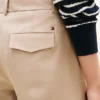 Pantaloni chino a zampa in twill a pieghe Pantaloni chino a zampa in twill a pieghe