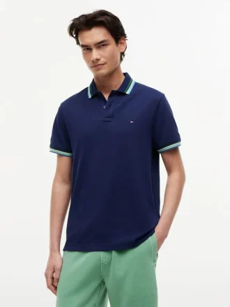Polo con bordi a contrasto dal taglio regolare