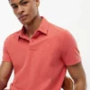 Polo con stemma tinta in capo, vestibilità regolare Polo con stemma tinta in capo, vestibilità regolare