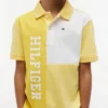 Polo elasticizzata con logo a blocchi di colore per bambini Polo elasticizzata con logo a blocchi di colore per bambini